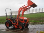 Kubota B2620 met voorlader en midden maaier